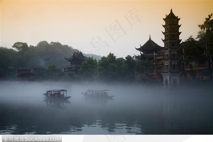 湖南·凤凰古城-迷雾缭绕的江面