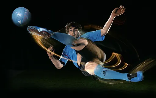 帅哥踢足球高清图片 帅哥踢足球高清图片