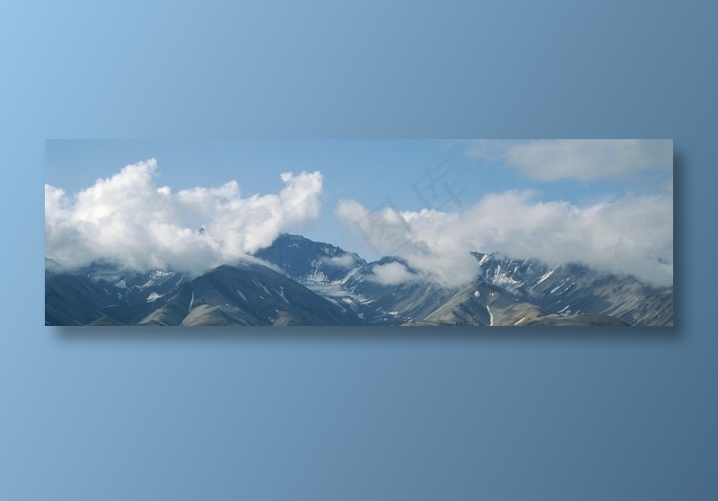 雪山峰上飘浮的白云