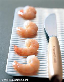 食材肉类-放在盘子上的虾仁