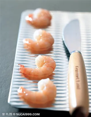 食材肉类-放在盘子上的虾仁