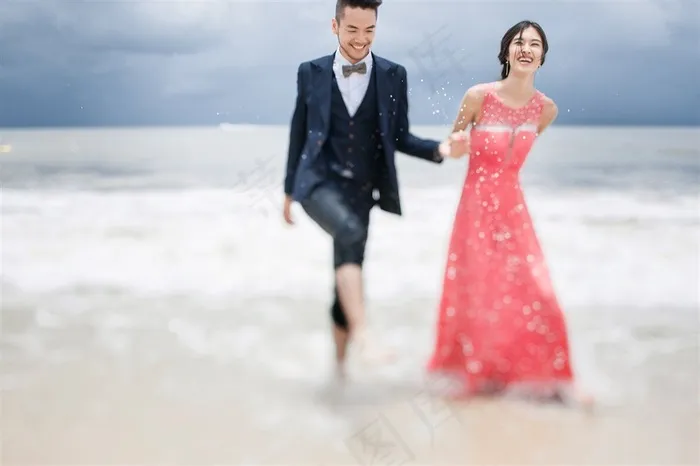 海边戏水的情侣