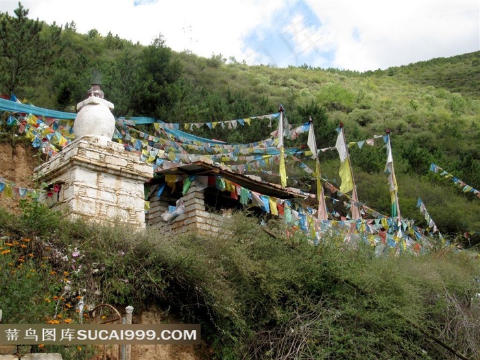高山上的经幡和佛塔