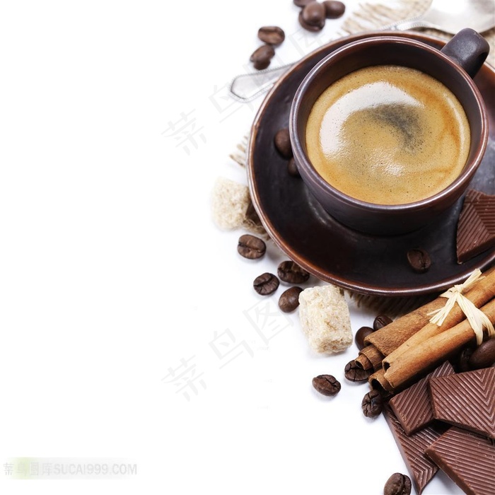 一杯咖啡和咖啡杯外的咖啡豆