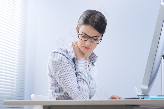 穿衬衣的美女图片