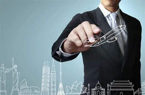 拿着笔绘制飞机的商务人士高清图片 拿着笔绘制飞机的商务人士高清图片