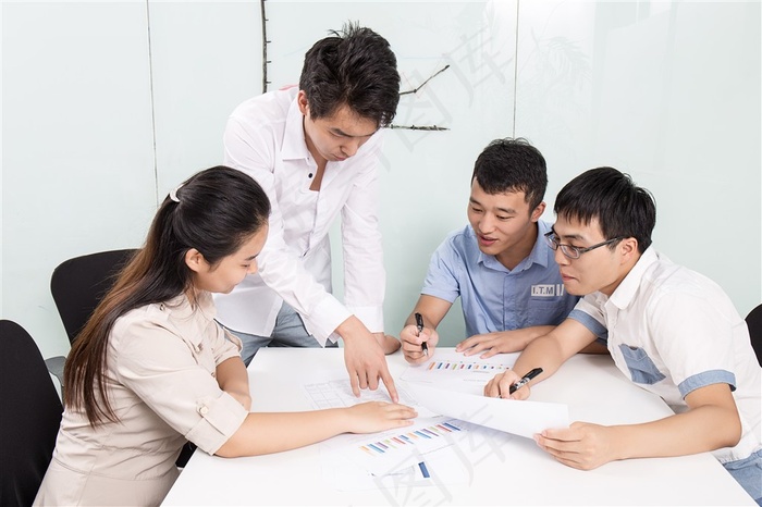 商务团队在办公室开会