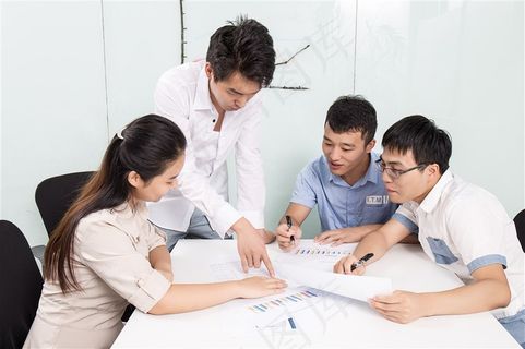 商务团队在办公室开会