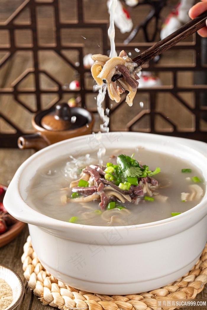 汤汁倒入羊汤内