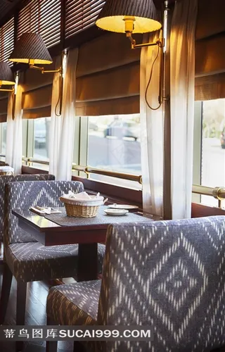 餐厅里临窗的座位近景摄影