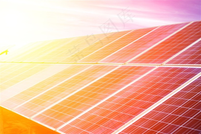 阳光下密集的太阳能板