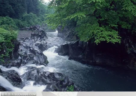 山水瀑布-石块间流淌的瀑布 山水瀑布-石块间流淌的瀑布