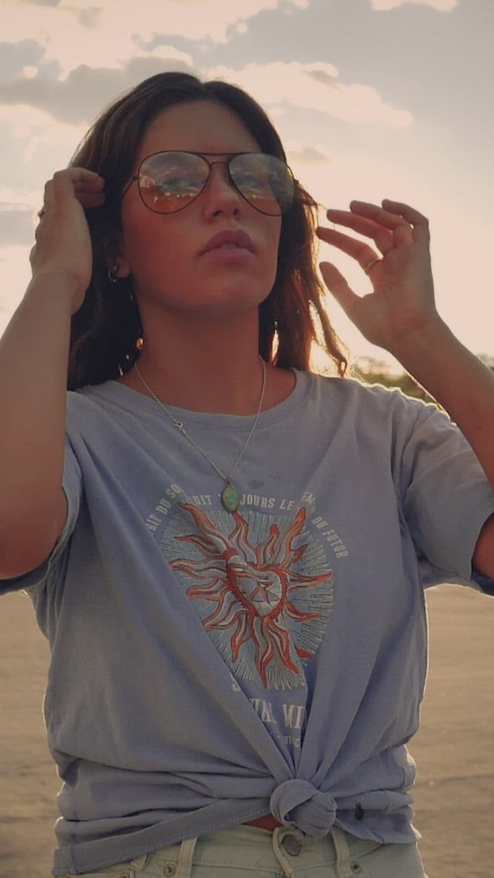 戴眼镜梳头发的年轻女孩