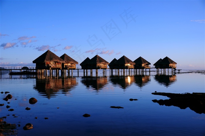 海上夜景小木屋