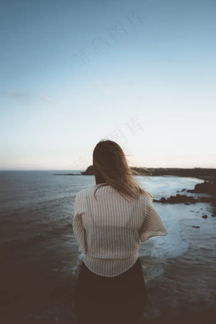 海边气质美女背影图片
