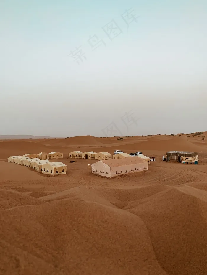 沙漠里的帐篷图片