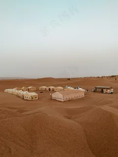 沙漠里的帐篷图片