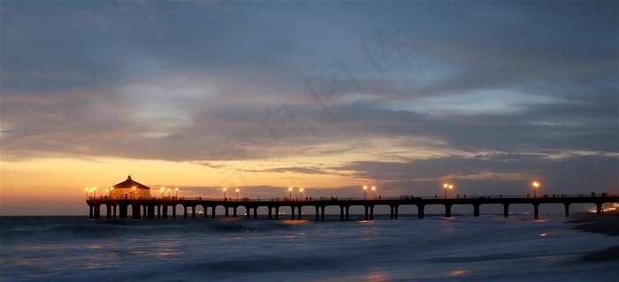 城市黄昏海景风景画