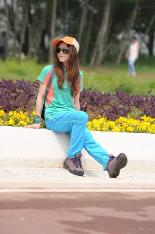 野外求生户外美女绿色大自然风景背包客人物