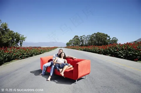 广告创意素材-公路上沙发休息的情侣
