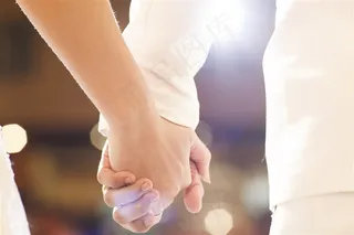 牵手的新人夫妻高清素材