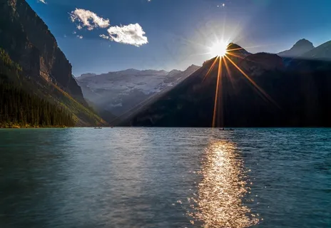 清晨路易斯湖面风景图片 清晨路易斯湖面风景图片