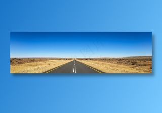 湛蓝的天空下的道路