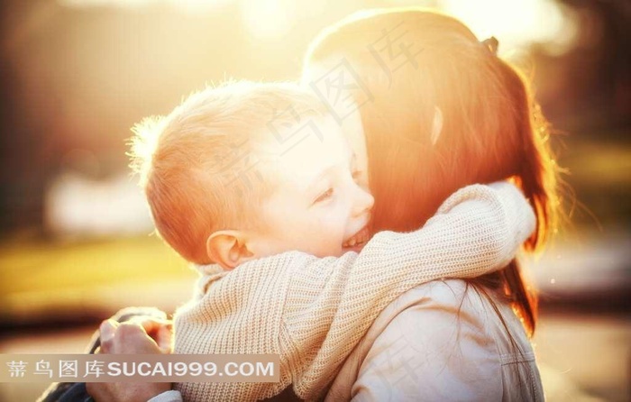 母子幸福相拥时刻逆光摄影高清图片