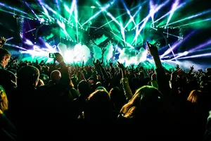 炫彩闪耀的演唱会现场和人群高清图片