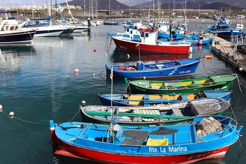 码头捕鱼船靠岸图片