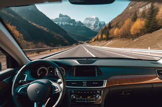 一辆汽车在高速公路上行驶背景是山脉的照片高速公路上的汽车激动人心的公路旅行路上的汽车