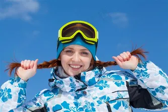 开心的滑雪美女