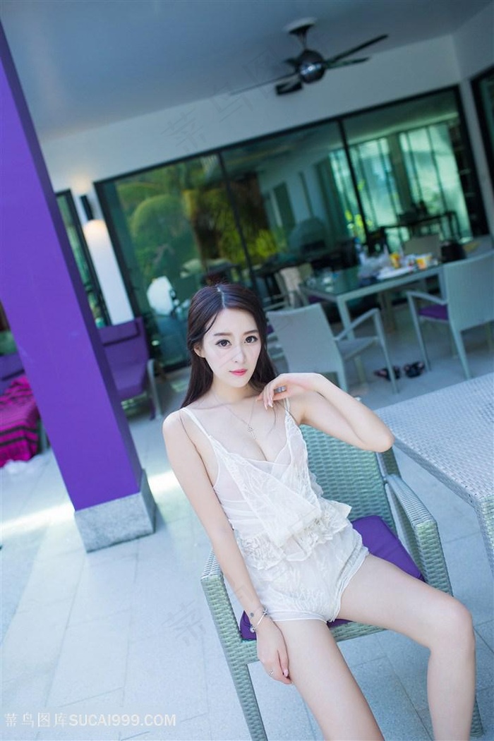 坐在椅子上的清纯美女写真
