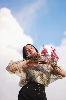 蓝天白云美女艺术写真图片 蓝天白云美女艺术写真图片