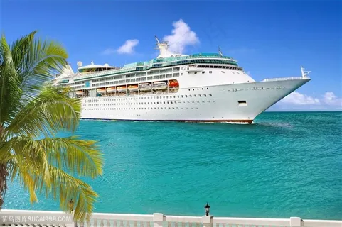 停在海边的豪华邮轮高清图片 停在海边的豪华邮轮高清图片