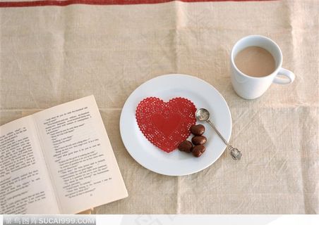心形巧克力与一杯咖啡