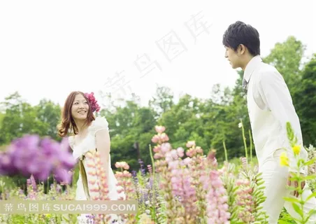 花园里漫步的新娘新郎婚纱摄影