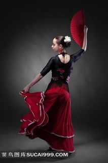 拿着扇子跳舞的美女