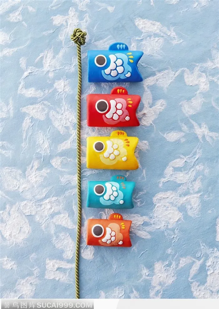 日本传统元素-蓝色背景上的一条绳子和五条鲤鱼旗饰品