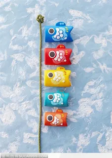 日本传统元素-蓝色背景上的一条绳子和五条鲤鱼旗饰品