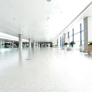 洁白成一世界的机场大厅