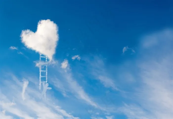唯美的天空与心形云朵与*