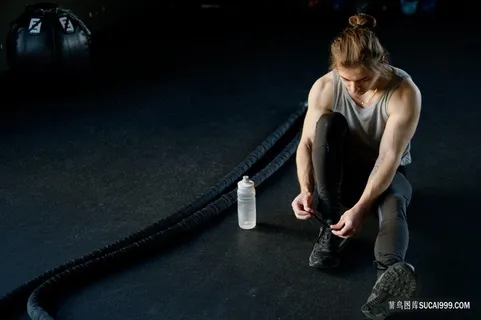 喝水补充体能和健身图片