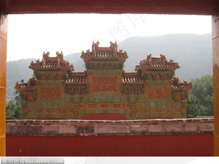 站在琉璃墙门内向南望