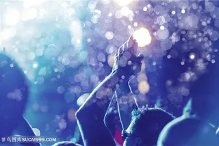 偶像演唱会现场欢呼的观众高清图片