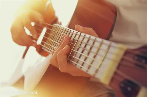 弹吉他的音乐爱好者高清图片 弹吉他的音乐爱好者高清图片