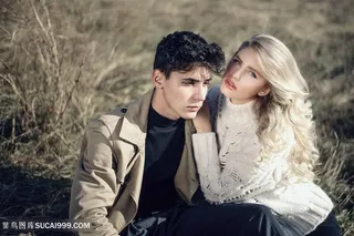 野外草地欧美情侣图片