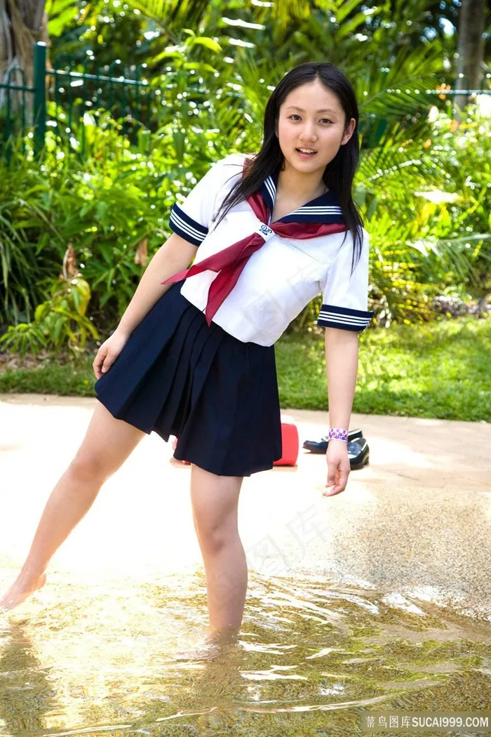 清纯可爱的日本美女女生戏水图片