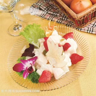 草莓苹果生菜沙拉和紫荆花