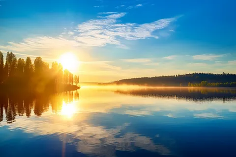 阳光明媚的一天,夏天的早晨,平静的湖面太阳落在平静的湖面上摄影图 阳光明媚的一天,夏天的早晨,平静的湖面太阳落在平静的湖面上摄影图